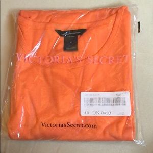 Victoria’s Secret M scoop neck orange tee
